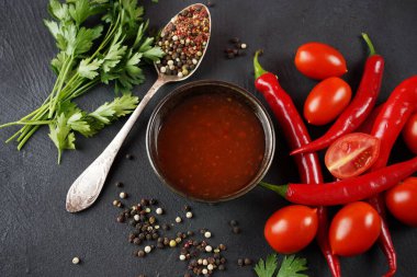 Kasede acı sos, üst manzara. Bir dilim acı biber, domates ve baharatla.