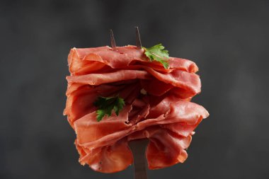 Bisküvi çatalıyla kavrulmuş kurutulmuş et, otlar ve baharatlı.