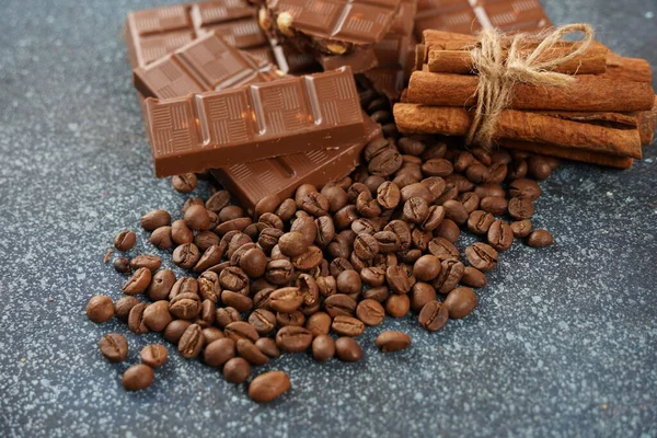 Chocolade Koffiebonen Een Tafel Specerijen Kaneel — Stockfoto