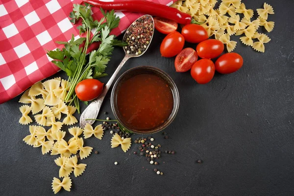 이탈리아 파스타 랑살고 건강에 파스타를 요리하는 전통적 재료인 야채와 — 스톡 사진