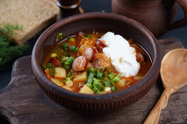 Çek lahana çorbası Zelnacka veya patates, füme domuz pastırması, sosis ve sebzeli Bohem lahana çorbası