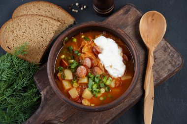 Çek lahana çorbası Zelnacka veya patates, füme domuz pastırması, sosis ve sebzeli Bohem lahana çorbası