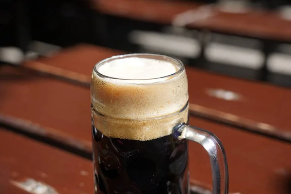 Темное Пиво Пивной Кружке Чешское Пиво Столе Бара Паба Ресторана — стоковое фото