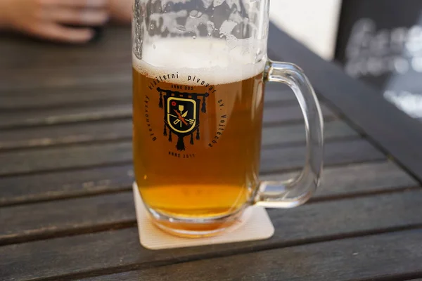 Pilsner Estilo Checo Cerveja Dourada Mesa Bar Restaurante Pub Praga — Fotografia de Stock