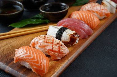 Japon geleneksel mutfağı - Sake (somon), Maguro (ton balığı), Unagi (Tatlı Su Yılanbalığı))