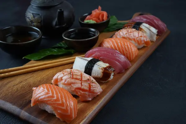 Japanese Traditional Cuisine Set Nigiri Sushi Topped Sake Salmon Maguro — Stock Photo, Image