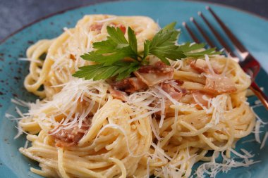 Carbonara makarna, pastırmalı spagetti, yumurta, parmesan peyniri ve krem soslu. Geleneksel İtalyan mutfağı.