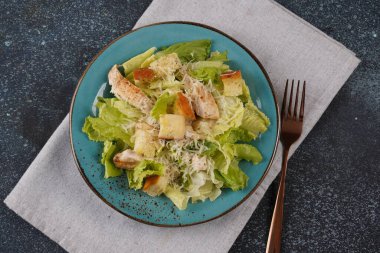 Tavuk fileto, kızarmış ekmek, parmesan peyniri, yoğurt mayonezi sosu, geleneksel İtalyan yemeği.