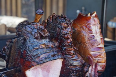 Çek Cumhuriyeti, Prag 'da sokak yemekleri pazarında ızgara domuz budu. Büyük bir parça et..
