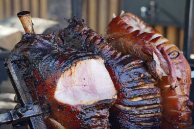 Çek Cumhuriyeti, Prag 'da sokak yemekleri pazarında ızgara domuz budu. Büyük bir parça et..