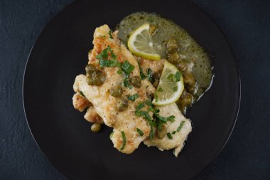 İtalyan limonlu tavuklu piccata kapari ve beyaz şarap sosu.