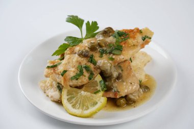 İtalyan limonlu tavuklu piccata kapari ve beyaz şarap sosu.