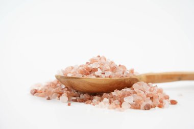 Himalaya pembe tuz kristalleri beyaz arka planda kaşık üzerinde