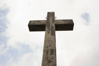 Filerimos Dağı 'ndaki gözlem güvertesindeki dev haç. Rhodes Dodecanese. Yunanistan