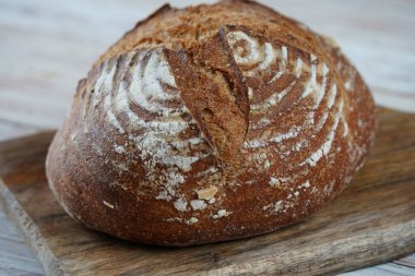 Taze çavdar ekmeği ya da tam tahıllı ekmek. Çıtır çıtır ekmekli sağlıklı ekmek.