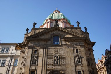 Krizovnicke Meydanı 'ndaki Assisi Kilisesi (Aziz Francis Seraph Kilisesi). Prag, Çek Cumhuriyeti