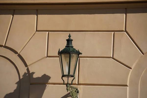 布拉格古董街的灯笼捷克共和国布拉格老城墙上的古董路灯 — 图库照片