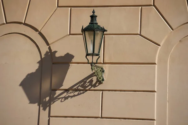 布拉格古董街的灯笼捷克共和国布拉格老城墙上的古董路灯 — 图库照片
