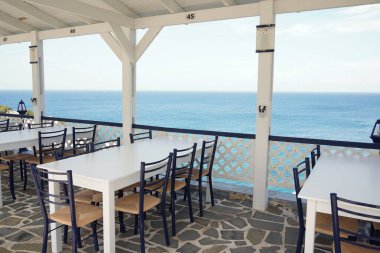 Bir restoran ve turkuaz renkli Akdeniz körfezi, Rodos adası, Yunanistan