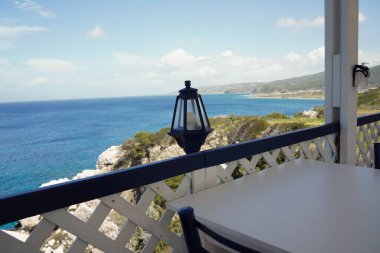 Yunanistan 'ın Rodos adası Akdeniz Denizi' ndeki veranda ve turkuaz renkli körfez boyunca uzanan ışık feneri