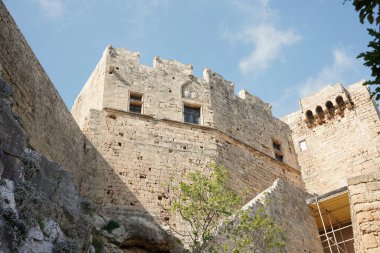 Yunanistan 'ın Dodecanese kentindeki Rodos Adası' ndaki Lindia Athena tapınağı da dahil olmak üzere bazı antik parçaları bulunan Lindos Medivial şatosu