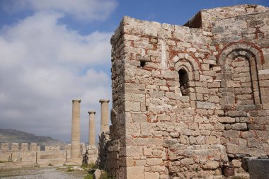Yunanistan 'ın Dodecanese kentindeki Rodos Adası' ndaki Lindia Athena tapınağı da dahil olmak üzere bazı antik parçaları bulunan Lindos Medivial şatosu