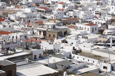 Lindos küçük, bembeyaz bir köy ve Akropolis, Ege Denizi 'ndeki Rhodos Adası manzarası..