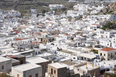 Lindos küçük, bembeyaz bir köy ve Akropolis, Ege Denizi 'ndeki Rhodos Adası manzarası..