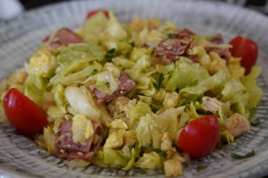 Marullu salata, domuz pastırması ve domates.