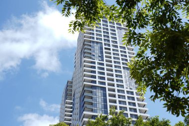 Azrieli Sarona Kulesi Sarona 'nın Tel Aviv' deki açık hava ticaret merkezi manzarası