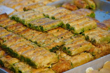 Geleneksel Türkçe, Arapça Baklava, doğranmış fındık ve şurup veya bal ile tatlandırılmış fileto pastasından yapılmış katmanlı bir tatlı..