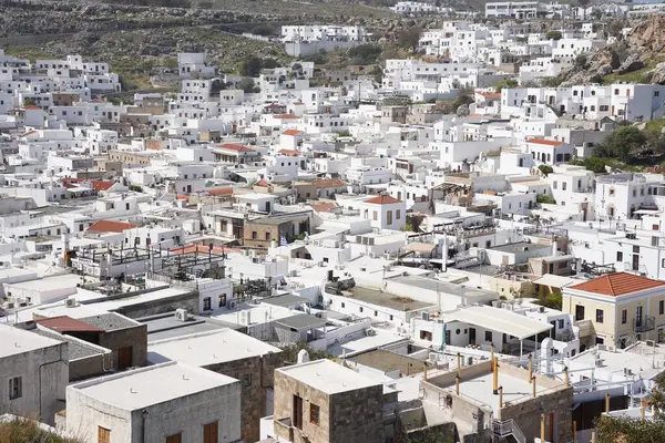 Lindos küçük, bembeyaz bir köy ve Akropolis, Ege Denizi 'ndeki Rhodos Adası manzarası..