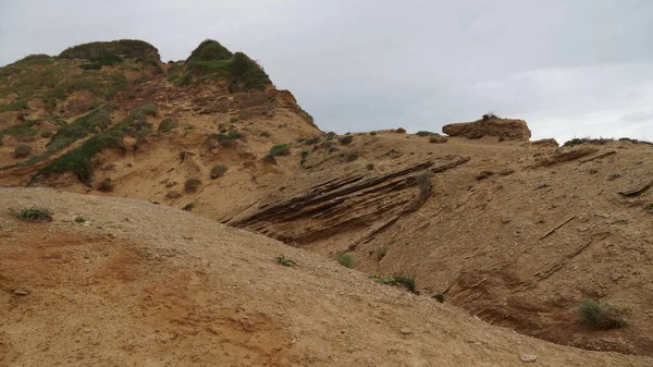 以色列Herzliya镇和Netanya镇之间地中海海岸线上方的Arsuf悬崖 是Kurkar砂岩悬崖自然保护区 — 图库照片