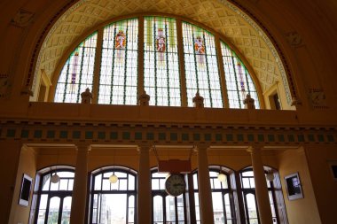 Prag, Çek Cumhuriyeti, 8 Temmuz 2023: Çek Cumhuriyeti 'nin Prag kentindeki tarihi ana tren istasyonu. Art Nouveau Mimarisi 'nin en büyük eserlerinden biri..