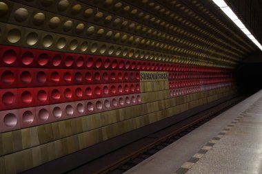 Prag, Çek Cumhuriyeti - 31 Mayıs 2021: Prag, Çek Cumhuriyeti 'ndeki Prag Metro Hattı A' daki Staromestska İstasyonunun İşareti.