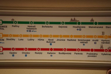 Prag, Çek Cumhuriyeti - 8 Temmuz 2023: A, B ve C hattının metro haritası yolcuların bilgilerini içeriyor.