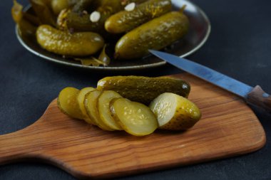 Tahta üzerinde salatalık dilimleri turşusu. Terbiye edilmiş salatalık turşusu