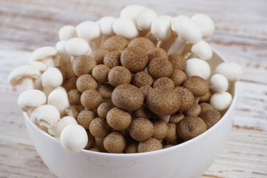 Bir demet kahverengi ve beyaz bal aromalı mantar.