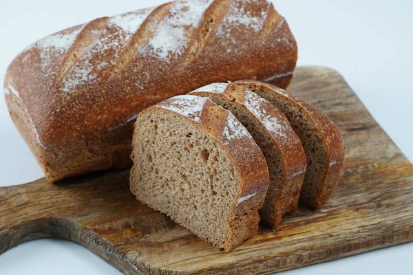 Een Gesneden Brood Van Donkerbruin Brood Een Snijplank — Stockfoto