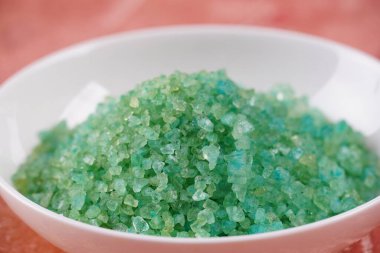 Renkli aromatik banyo Ölü Deniz tuzu. Ev yapımı vücut tuzu fırçası için doğal malzemeler. Ölü Deniz Kozmetikleri. Güzel cilt bakımı.