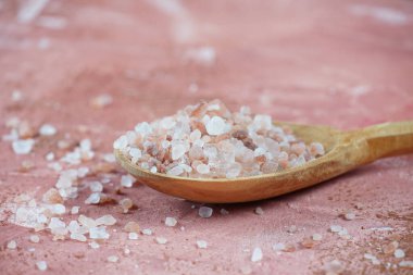 Himalaya pembe tuz kristalleri kaşık üzerinde
