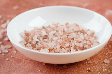 Himalaya pembe tuz kristalleri bir kasede