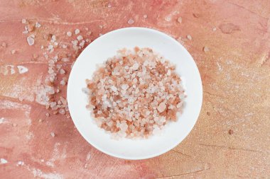 Himalaya pembe tuz kristalleri bir kasede