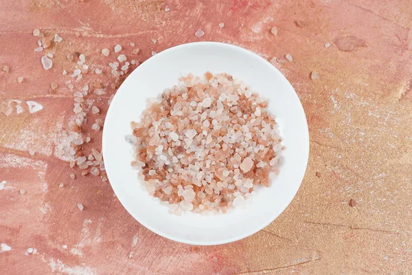 Himalaya pembe tuz kristalleri bir kasede