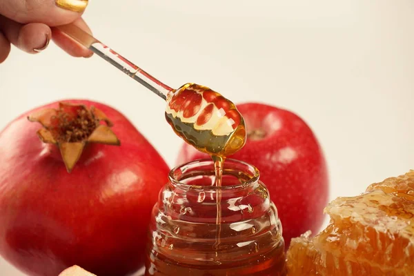 ユダヤ人の休日 ロシュ ハシャナのお祝い ポメグラネート リンゴ ハチミツの伝統的な製品は 毎日のために リンゴとザクロに蜂蜜を注ぐ — ストック写真