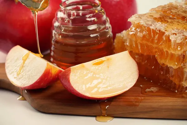 ユダヤ人の休日 ロシュ ハシャナのお祝い ポメグラネート リンゴ ハチミツの伝統的な製品は 毎日のために リンゴとザクロに蜂蜜を注ぐ — ストック写真