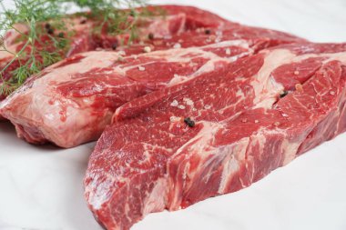 Pişirmeye hazır taze kesilmiş Chuck bifteği.