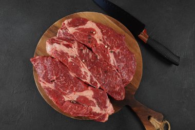 Pişirmeye hazır taze kesilmiş Chuck bifteği.