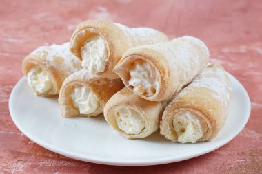 Vanilyalı puf böreği. Vanilya kremalı lezzetli boynuzlar.