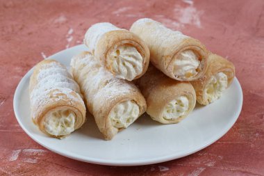 Vanilyalı puf böreği. Vanilya kremalı lezzetli boynuzlar.